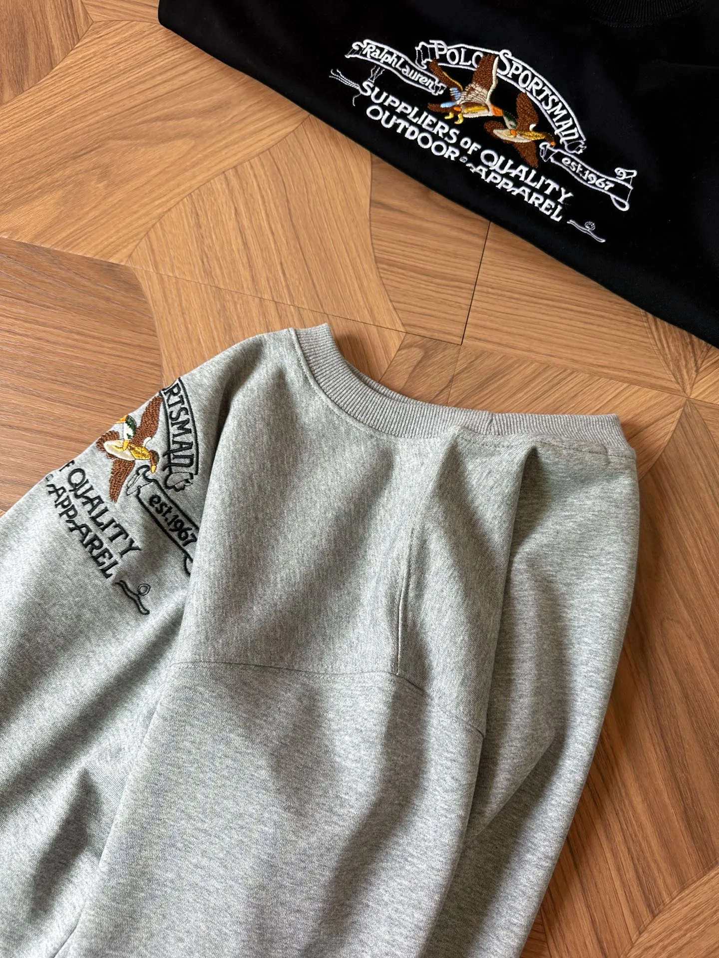 P220 Style No.: RL017] RalphLauren/Ralph Lauren 2025 new autumn and winter terry sweatshirt with multi-color embroidered logo Ralph Lauren's age-reducing item. The coat fabric is made of 60% cotton➕40% polyester, which not only retains the softness, comfort and breathability of cotton, but also adds the wear resistance and wrinkle resistance of polyester fiber, making the clothes more durable and easy to care for. Even in slightly cooler weather, you won't feel stuffy when wearing it. This kind of fabric has a natural crisp feel and is not easy to pill or deform. The flying pigeon on the chest is embroidered with the brand's large logo in English letters. The color is full, full of three-dimensionality, and lifelike, adding a bit of liveliness and interest to the entire sweatshirt. There is no pressure to dress, regardless of age or gender. Complete accessories! Color: Gray Size: S-xL S Shoulder width 53 Bust 110 Length 67 Sleeve length 58 M Shoulder width 54 Bust 114 Length 69 Sleeve length 59 L Shoulder width 55 Bust 118 Length 71 Sleeve length 60 xL Shoulder width 56 Bust 122 Length 73 Sleeve length 61